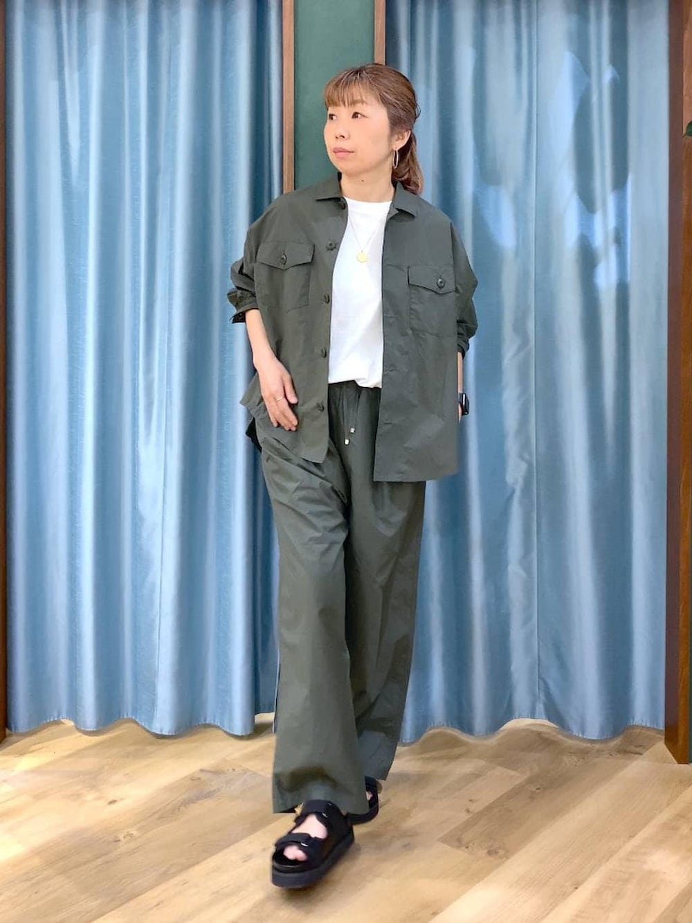 グリーン系のシャツ/ブラウス、ホワイト系のTシャツ/カットソー、グリーン系のその他パンツを着用したレディースの春コーディネートの2枚目の写真