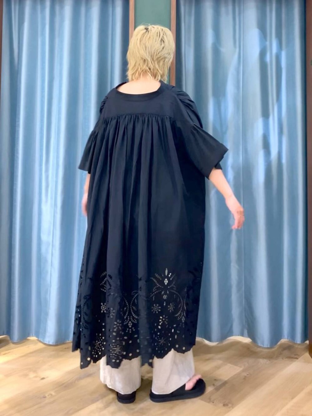 ベージュ系のその他パンツ、ブラック系のサンダル、ブラック系のワンピースを着用したレディースの夏コーディネートの6枚目の写真
