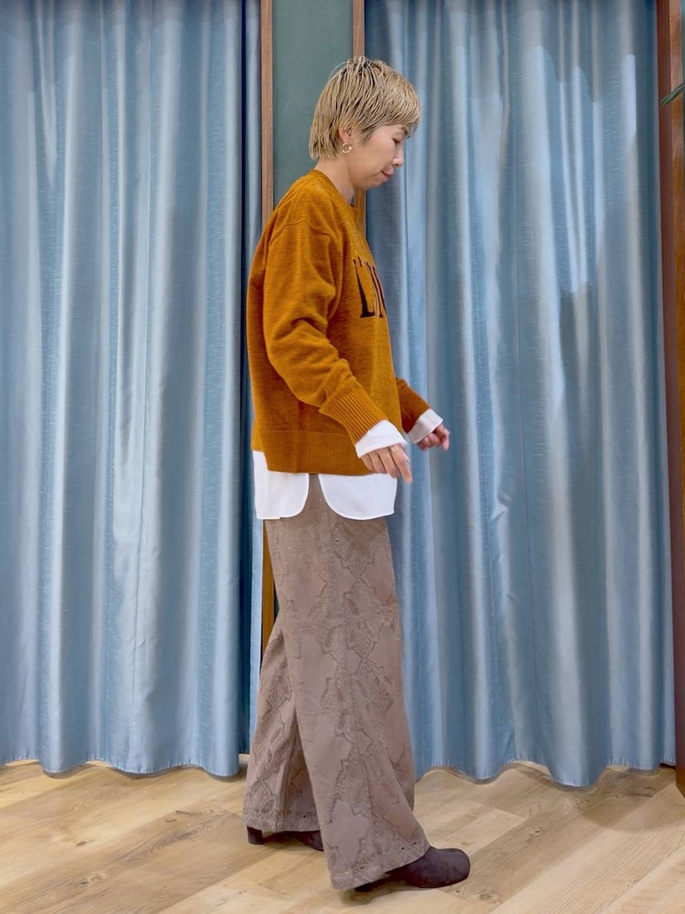 ブラウン系のブーツ、ブラウン系のその他パンツ、イエロー系のニット/セーターを着用したレディースの秋コーディネートの4枚目の写真