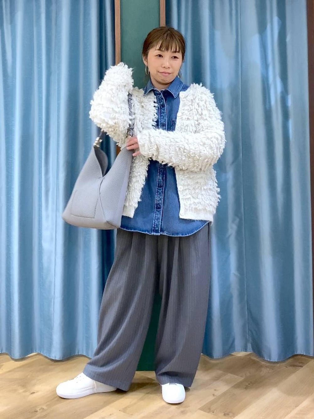 ブルー系のシャツ/ブラウス、ホワイト系のカーディガン/ボレロ、グレー系のその他パンツを着用したレディースの冬コーディネートの2枚目の写真