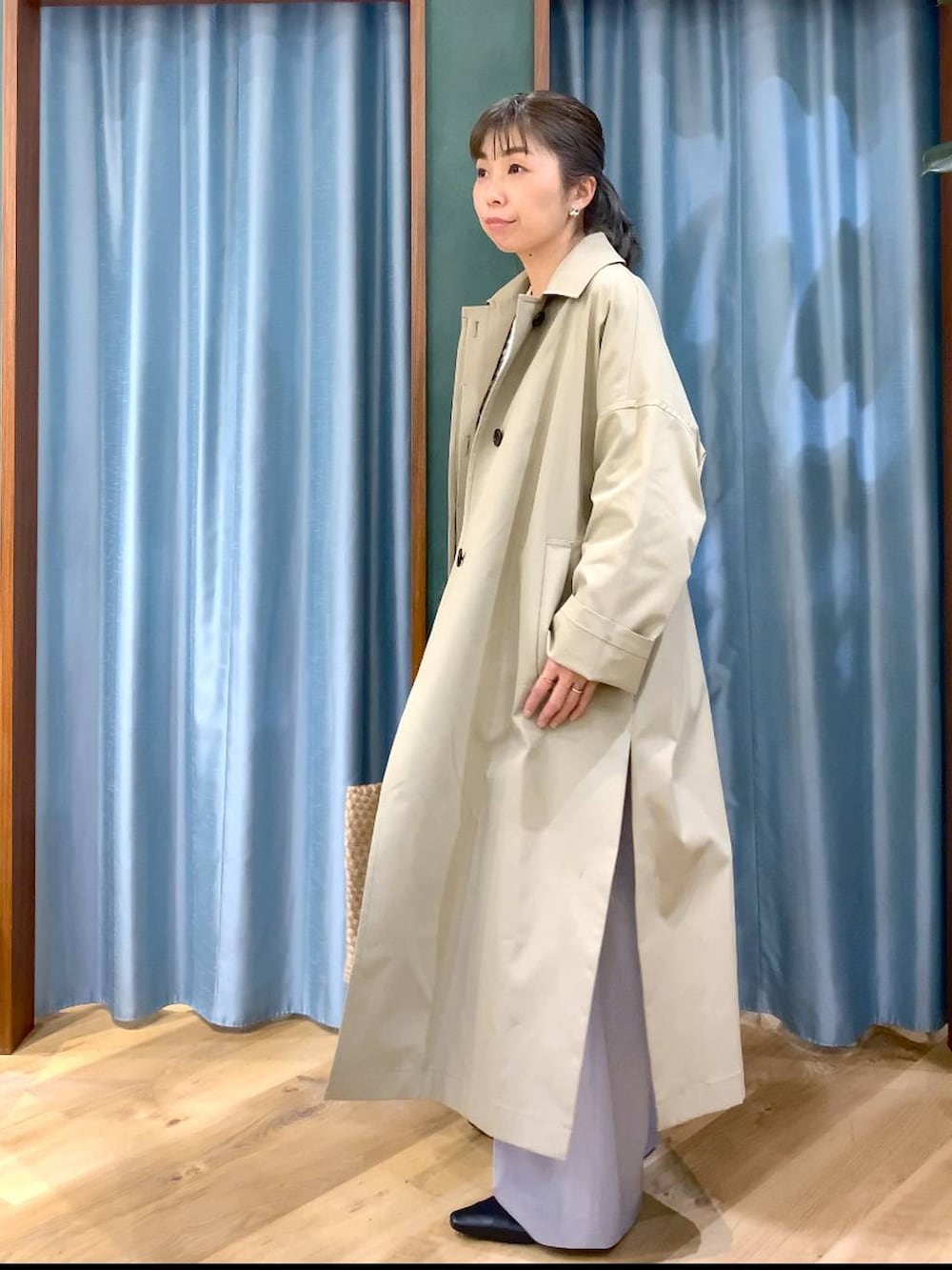 ホワイト系のニット/セーター、グレー系のその他パンツ、ベージュ系のステンカラーコートを着用したレディースの冬コーディネートの3枚目の写真