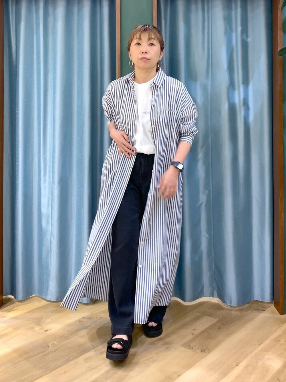 ホワイト系のTシャツ/カットソー、ブルー系のワンピース、グレー系のデニムパンツを着用したレディースの春コーディネートの5枚目の写真