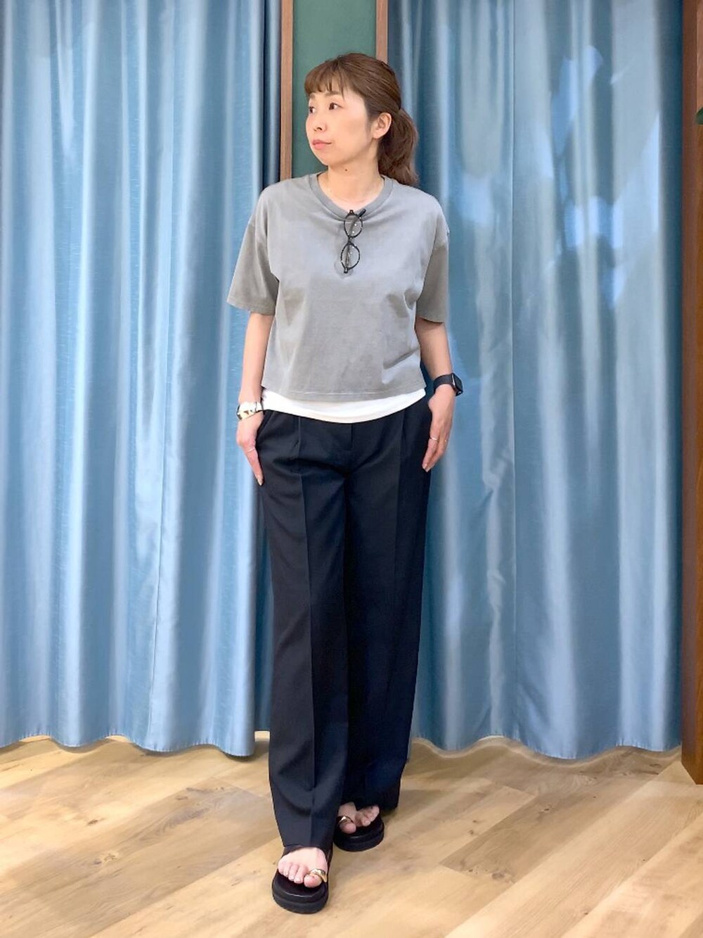 ホワイト系のタンクトップ、グレー系のTシャツ/カットソー、ブラック系のその他パンツを着用したレディースの春コーディネートの2枚目の写真