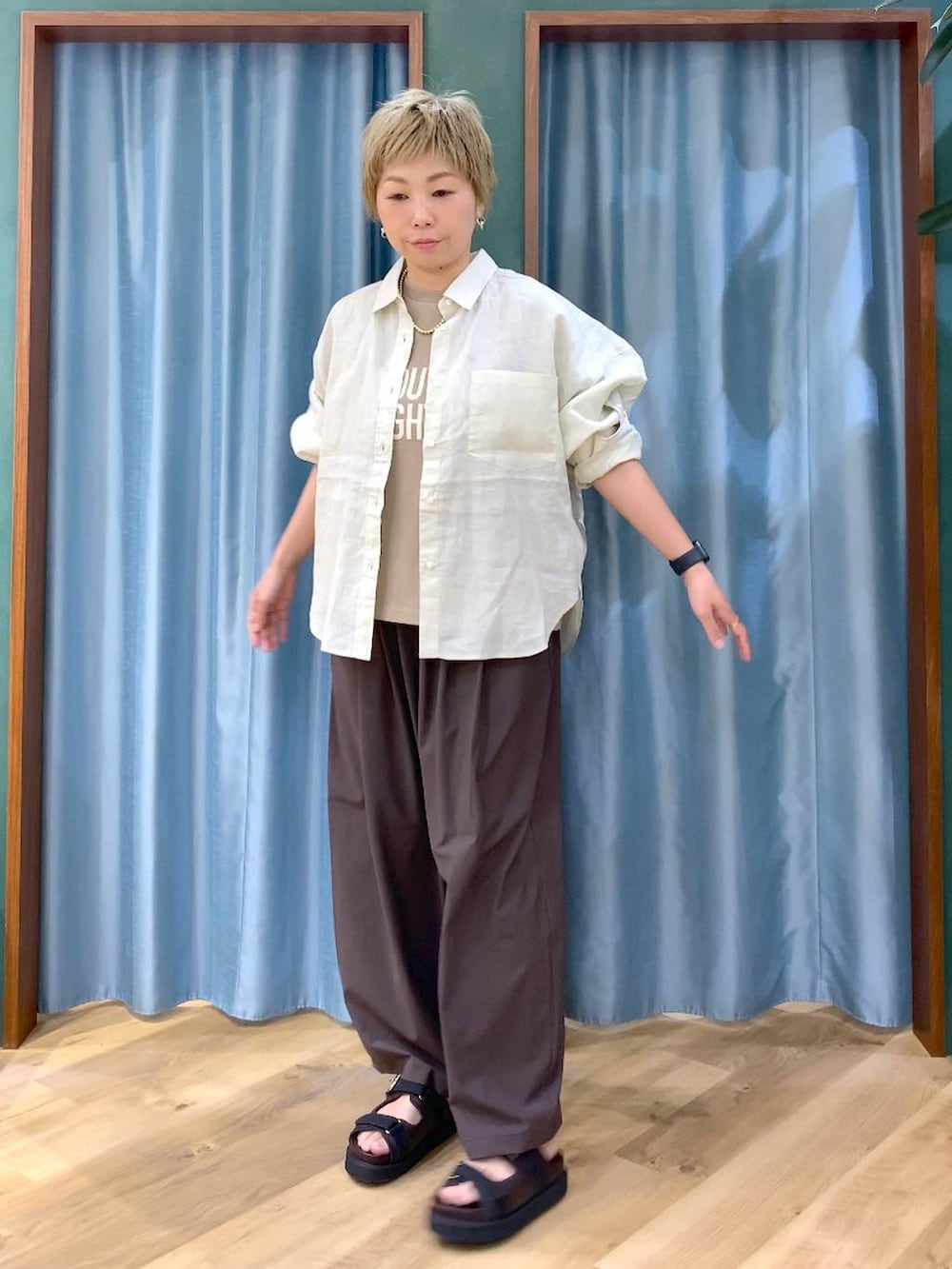 ブラウン系のその他パンツ、ベージュ系のシャツ/ブラウス、ベージュ系のTシャツ/カットソーを着用したレディースの夏コーディネートの6枚目の写真