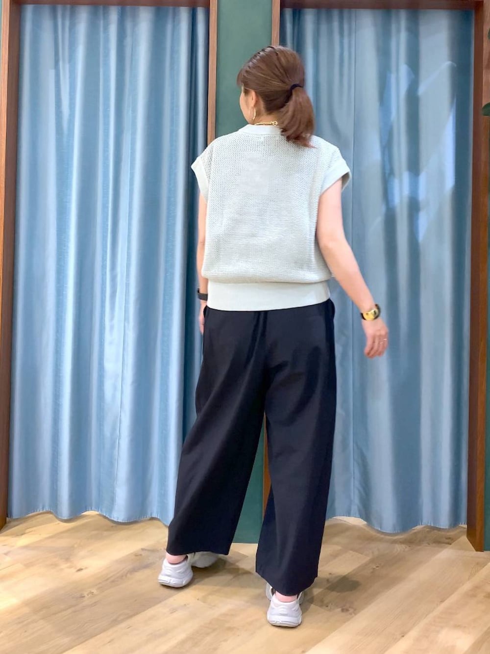 ブラック系のTシャツ/カットソー、グリーン系のニット/セーター、ブラック系のその他パンツを着用したレディースの春コーディネートの8枚目の写真