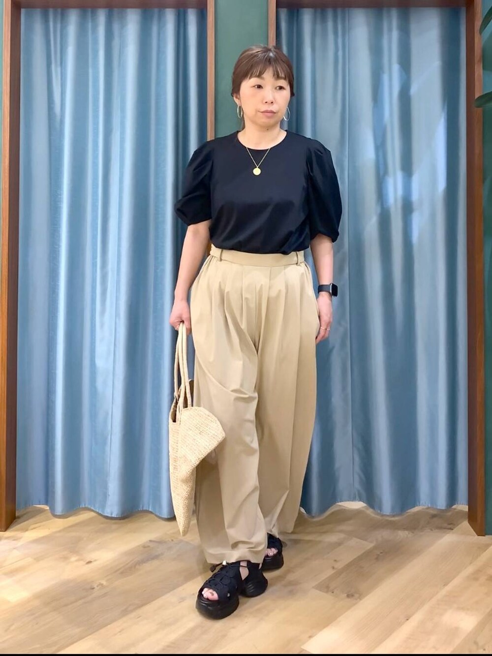 ブラック系のシャツ/ブラウス、ベージュ系のその他パンツ、ブラック系のサンダルを着用したレディースの春コーディネートの4枚目の写真