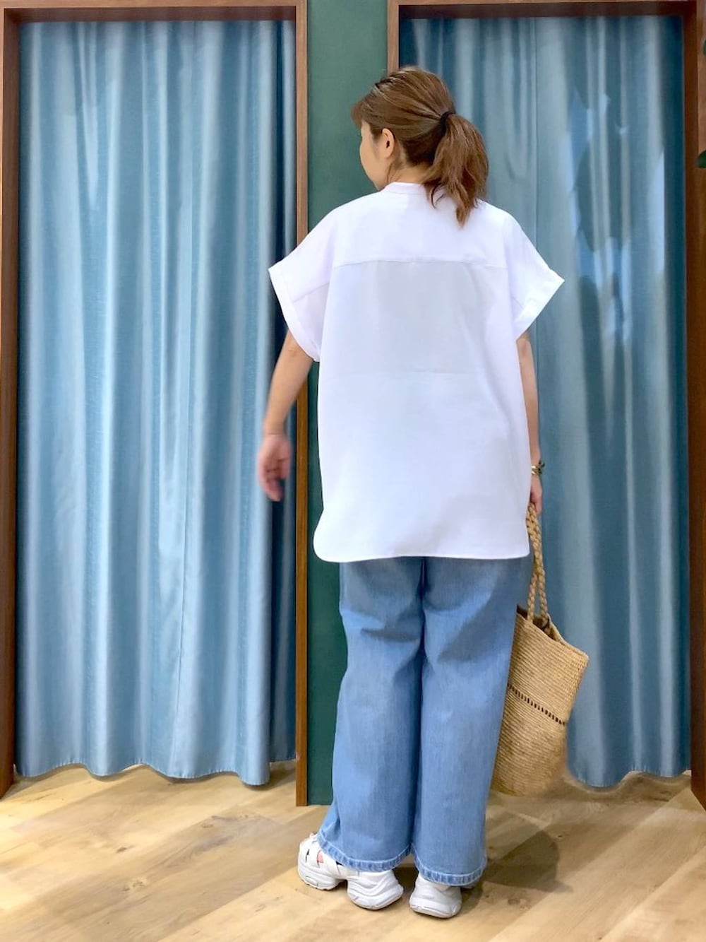 ブルー系のデニムパンツ、ブルー系のシャツ/ブラウス、グレー系のサンダルを着用したレディースの春コーディネートの9枚目の写真