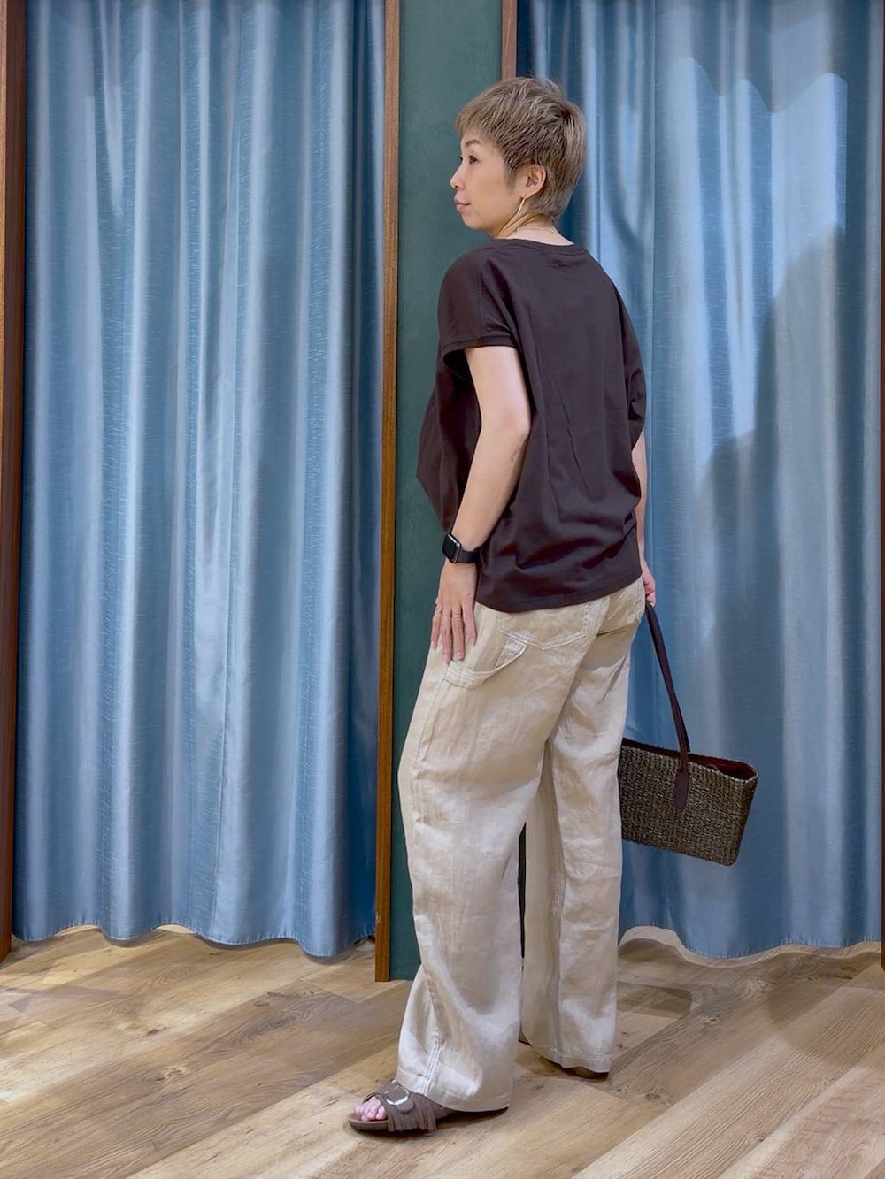 ブラウン系のTシャツ/カットソー、ベージュ系のその他パンツ、ブラウン系のサンダルを着用したレディースの夏コーディネートの5枚目の写真