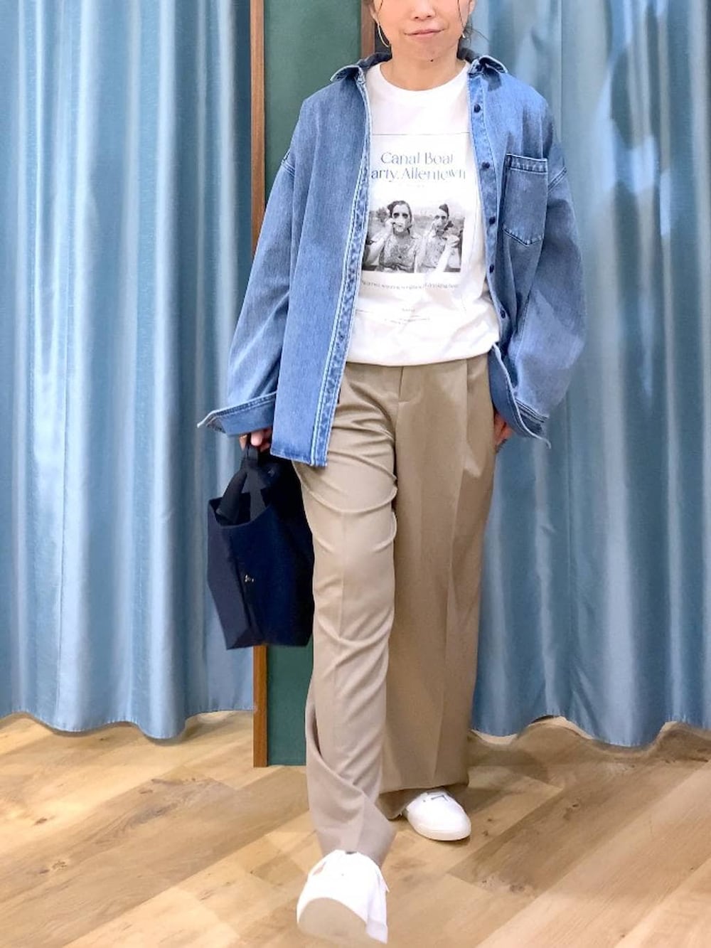 ブルー系のシャツ/ブラウス、ブルー系のトートバッグ、ブラウン系のスニーカーを着用したレディースの冬コーディネートの5枚目の写真