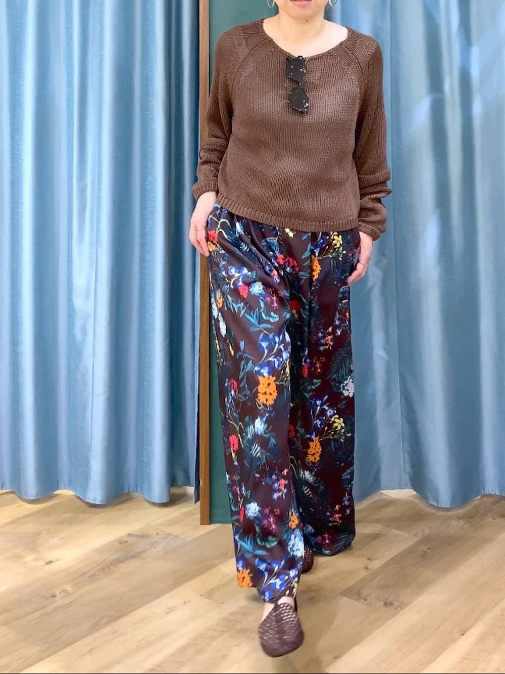 ブラウン系のニット/セーター、ブラウン系のその他パンツ、ブラウン系のスリッポンを着用したレディースの春コーディネートの6枚目の写真