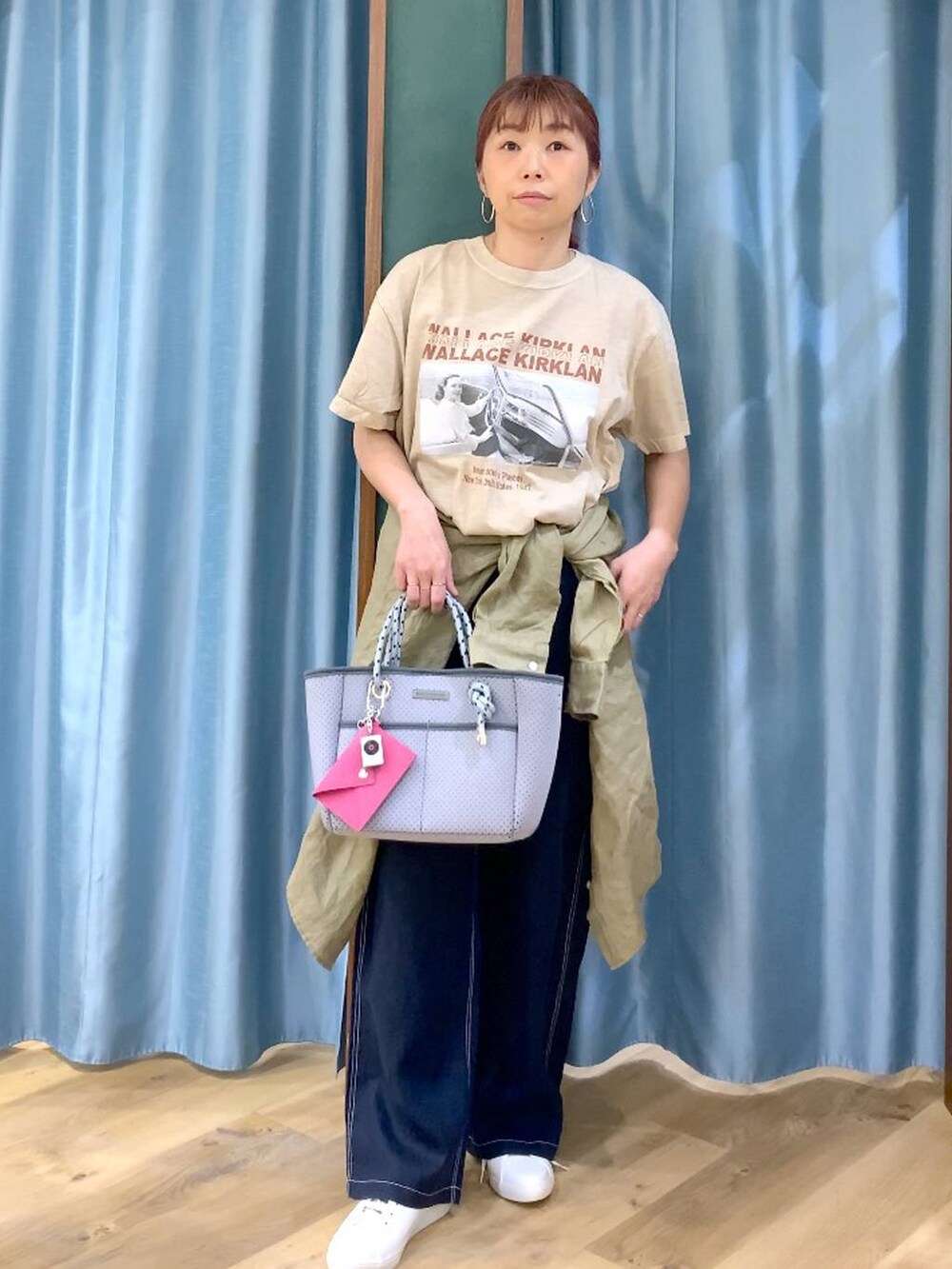 ベージュ系のシャツ/ブラウス、ブルー系のその他パンツ、ベージュ系のTシャツ/カットソーを着用したレディースの春コーディネートの4枚目の写真