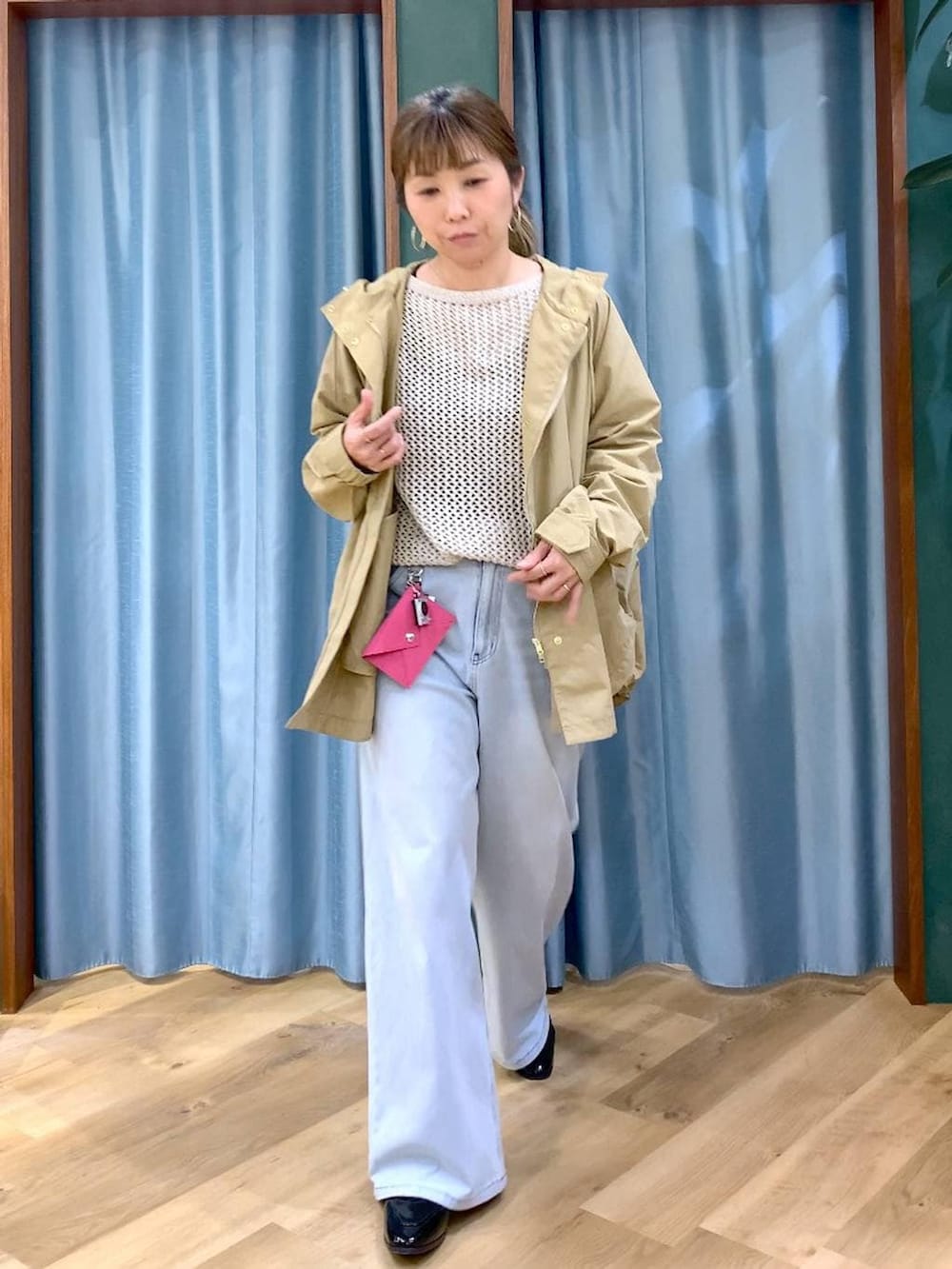 ベージュ系のニット/セーター、ブルー系のデニムパンツ、ブラック系のローファーを着用したレディースの春コーディネートの2枚目の写真