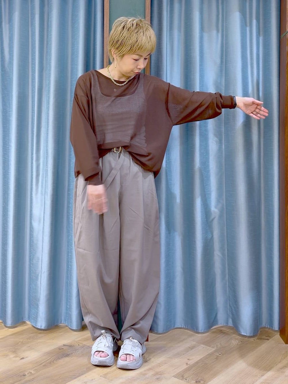 ホワイト系のタンクトップ、グレー系のサンダル、ブラウン系のその他パンツを着用したレディースの夏コーディネートの6枚目の写真