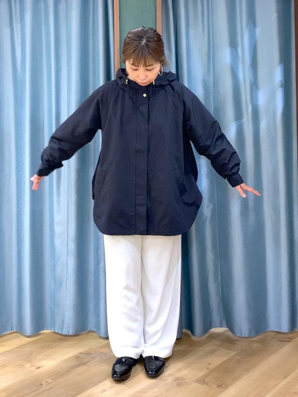 ホワイト系のスラックス、ベージュ系のTシャツ/カットソー、ブラック系のローファーを着用したレディースの春コーディネートの4枚目の写真