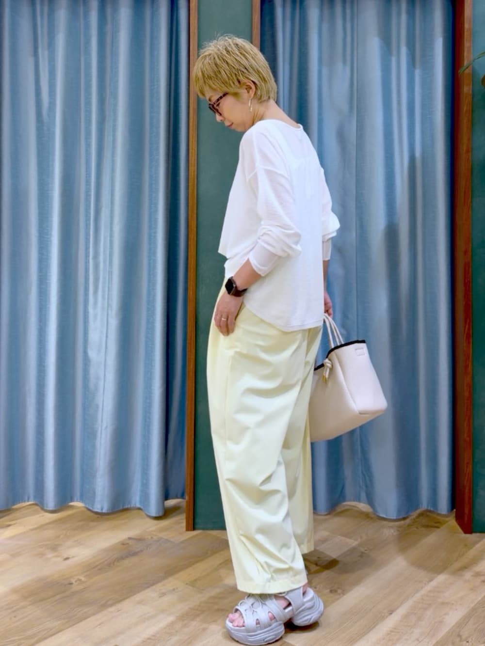ホワイト系のタンクトップ、イエロー系のその他パンツ、ホワイト系のトートバッグを着用したレディースの夏コーディネートの8枚目の写真