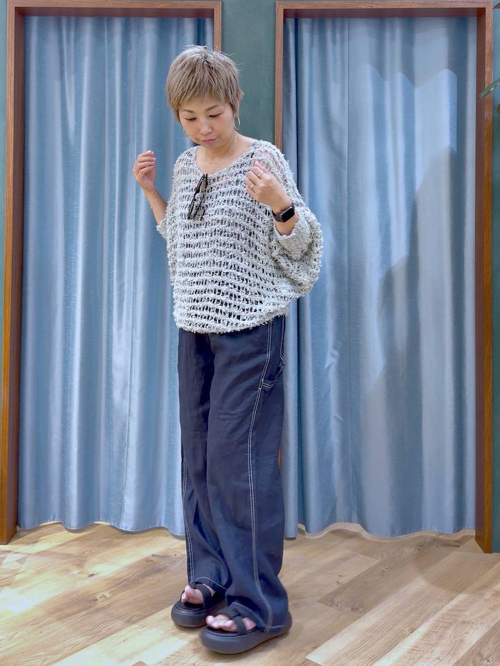 グレー系のタンクトップ、ブルー系のその他パンツ、ブラック系のサンダルを着用したレディースの夏コーディネートの3枚目の写真