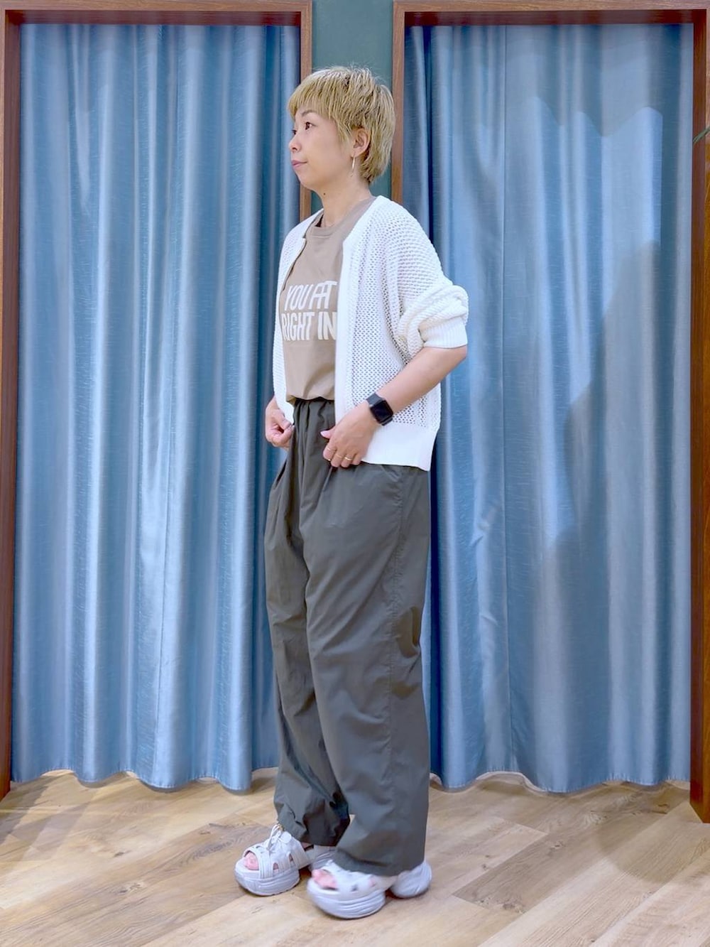 グリーン系のその他パンツ、グレー系のサンダル、ホワイト系のカーディガン/ボレロを着用したレディースの夏コーディネートの3枚目の写真