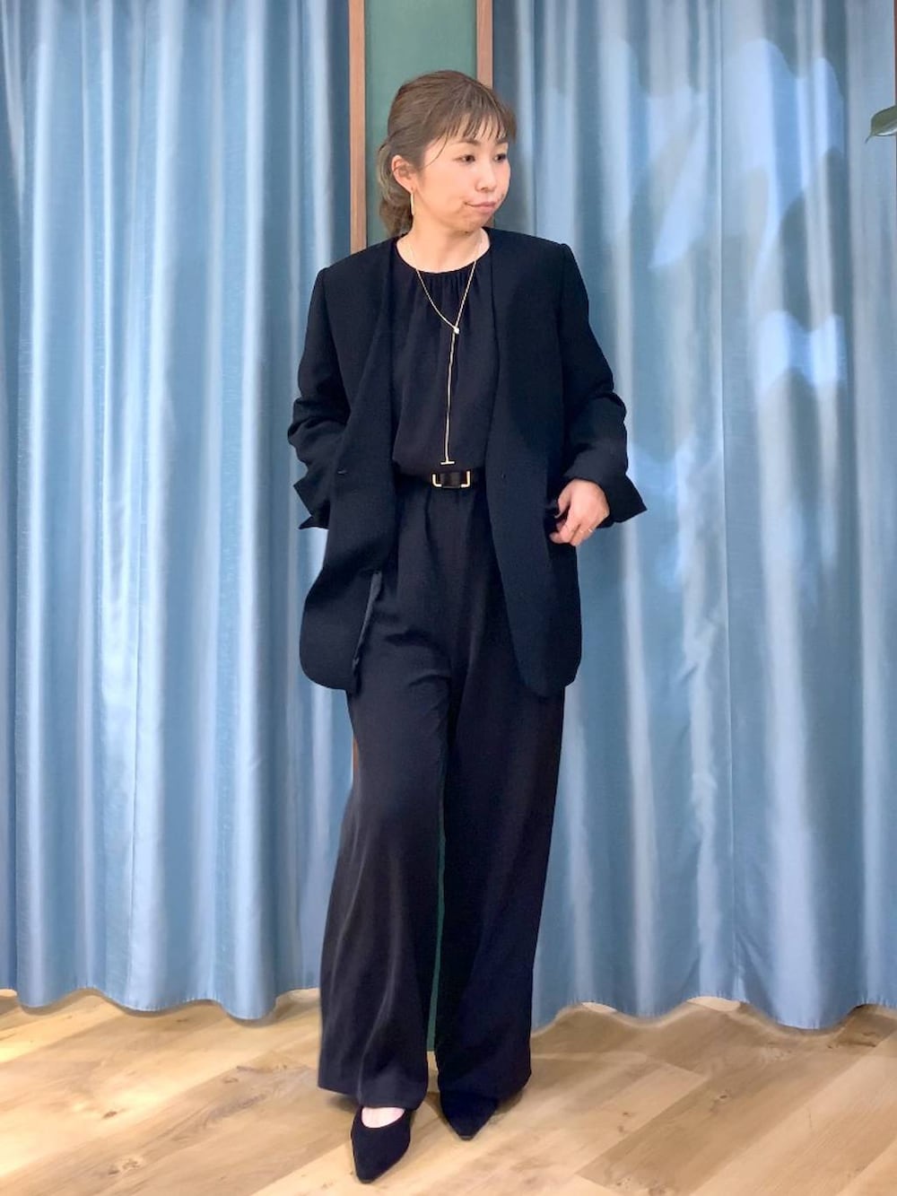 ブラック系のパンプス、ブラック系のつなぎ/オールインワン、ブラック系のノーカラージャケットを着用したレディースの冬コーディネートの2枚目の写真