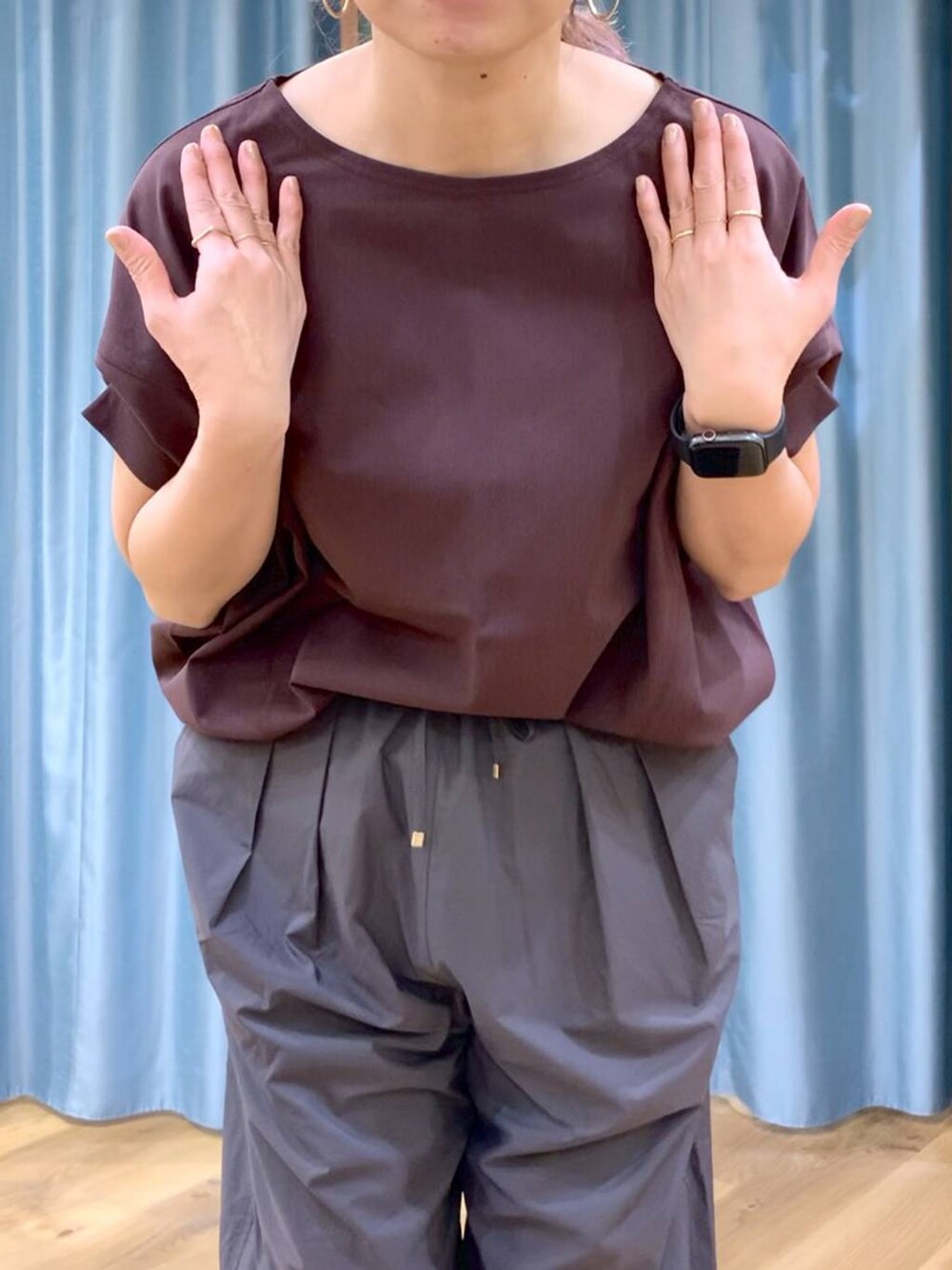 グレー系のその他パンツ、ブラウン系のTシャツ/カットソー、ブラック系のサンダルを着用したレディースの春コーディネートの7枚目の写真