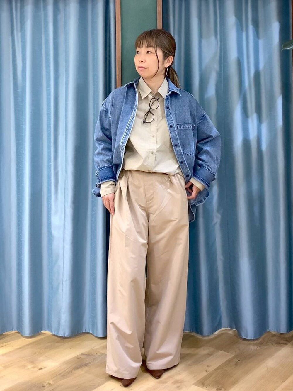 ブルー系のシャツ/ブラウス、ブラウン系のパンプス、ベージュ系のその他パンツを着用したレディースの冬コーディネートの6枚目の写真