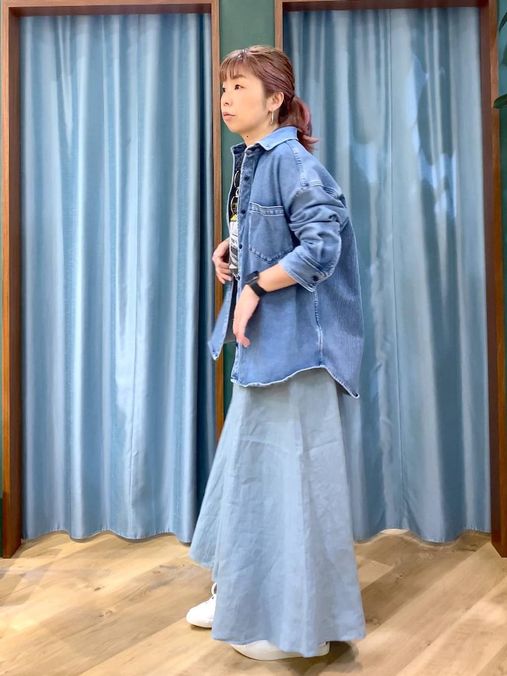 ブルー系のシャツ/ブラウス、グリーン系のスカート、グレー系のTシャツ/カットソーを着用したレディースの春コーディネートの5枚目の写真