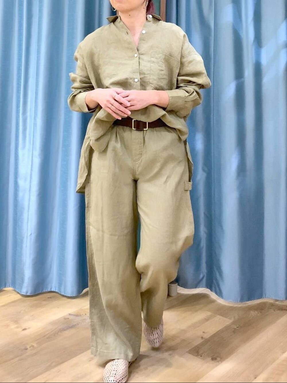 ベージュ系のシャツ/ブラウス、ベージュ系のその他パンツ、ベージュ系のスリッポンを着用したレディースの春コーディネートの6枚目の写真