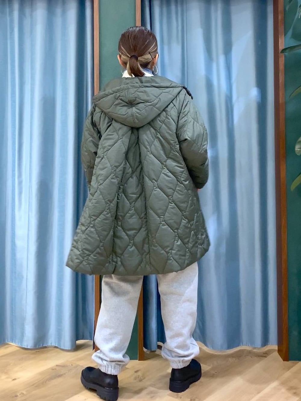 ブラック系のブーツ、ブルー系のシャツ/ブラウス、グリーン系のブルゾンを着用したレディースの秋コーディネートの4枚目の写真