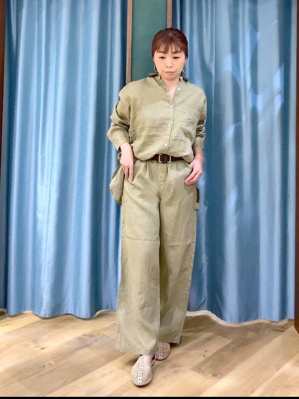 ベージュ系のシャツ/ブラウス、ベージュ系のその他パンツ、ベージュ系のスリッポンを着用したレディースの春コーディネートの2枚目の写真