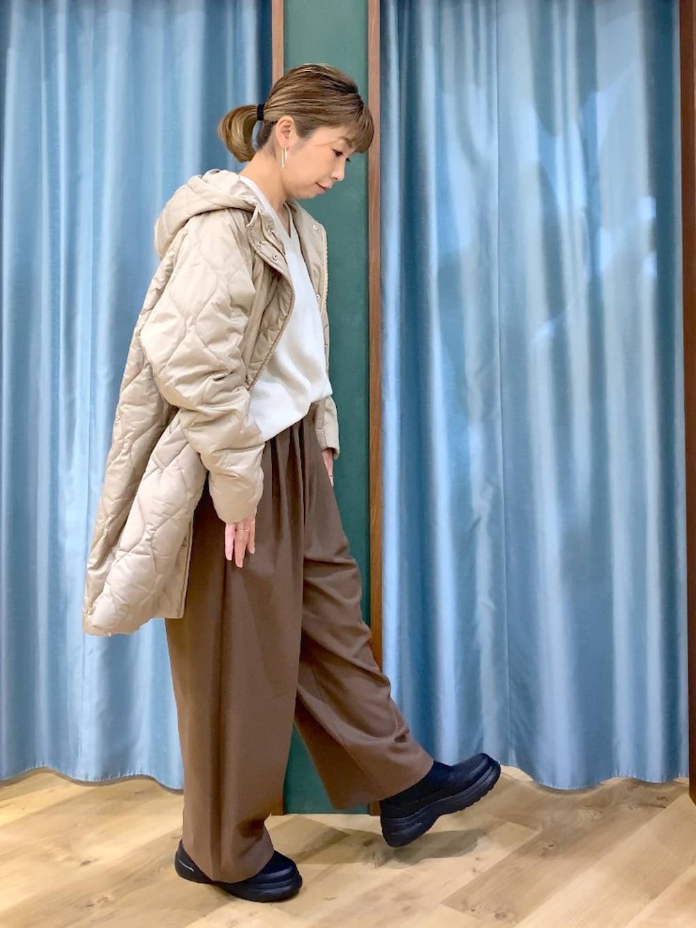 ベージュ系のブルゾン、ベージュ系のニット/セーター、ブラック系のブーツを着用したレディースの冬コーディネートの4枚目の写真