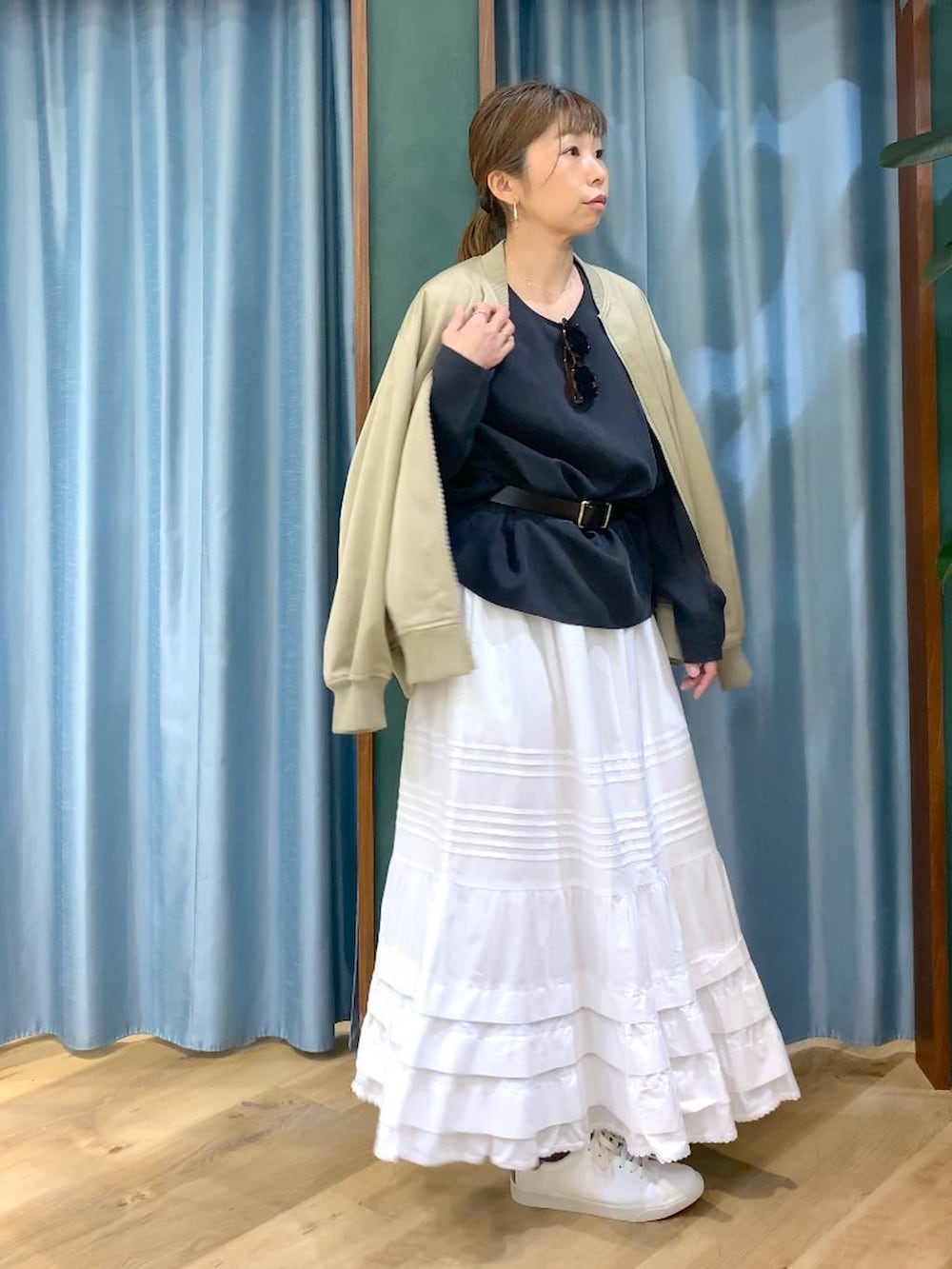 ベージュ系のMA-1、グレー系のシャツ/ブラウス、ホワイト系のスカートを着用したレディースの冬コーディネートの4枚目の写真