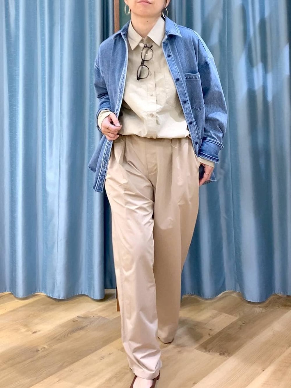 ブルー系のシャツ/ブラウス、ブラウン系のパンプス、ベージュ系のその他パンツを着用したレディースの冬コーディネートの5枚目の写真