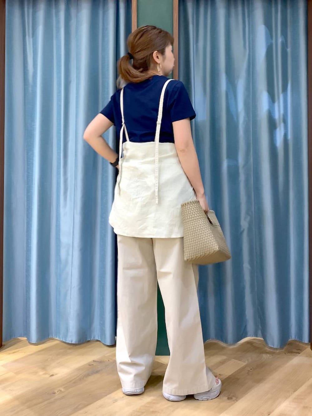 ベージュ系のシャツ/ブラウス、ブルー系のTシャツ/カットソー、グレー系のサンダルを着用したレディースの春コーディネートの5枚目の写真