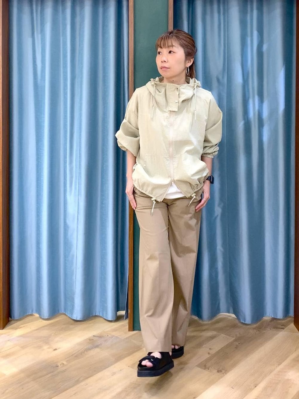 ホワイト系のTシャツ/カットソー、ベージュ系のその他パンツ、ベージュ系のブルゾンを着用したレディースの春コーディネートの4枚目の写真