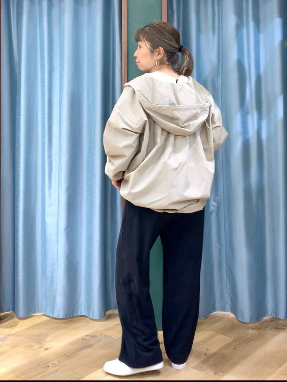 ブラック系のスラックス、ベージュ系のブルゾン、ホワイト系のTシャツ/カットソーを着用したレディースの冬コーディネートの4枚目の写真