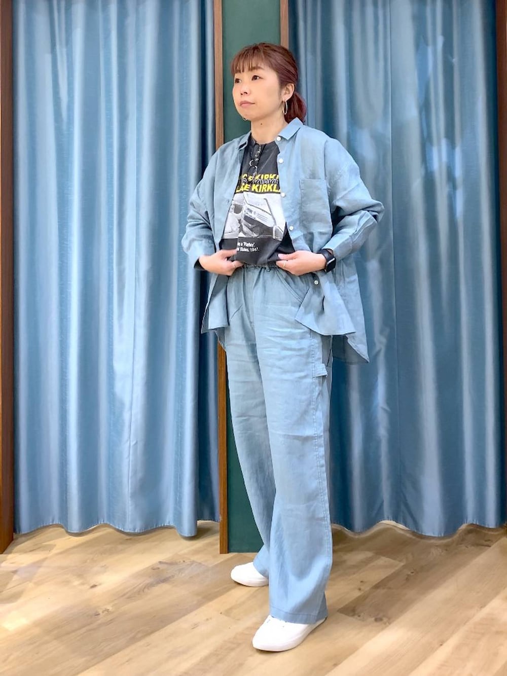 グリーン系のシャツ/ブラウス、グリーン系のその他パンツ、グレー系のTシャツ/カットソーを着用したレディースの春コーディネートの3枚目の写真