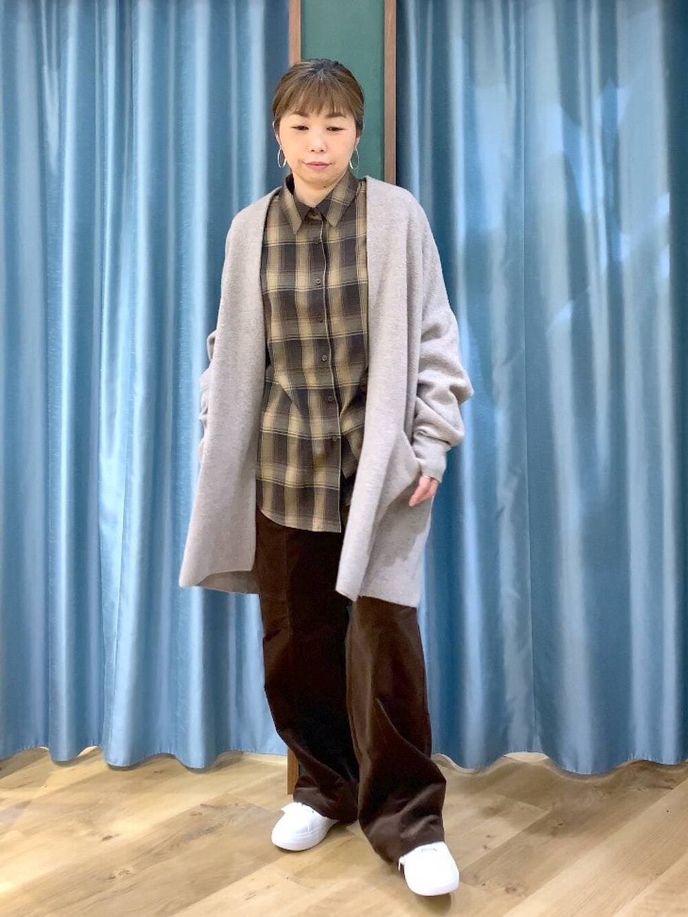 ベージュ系のカーディガン/ボレロ、ブラウン系のその他パンツ、ブラウン系のシャツ/ブラウスを着用したレディースの冬コーディネートの5枚目の写真