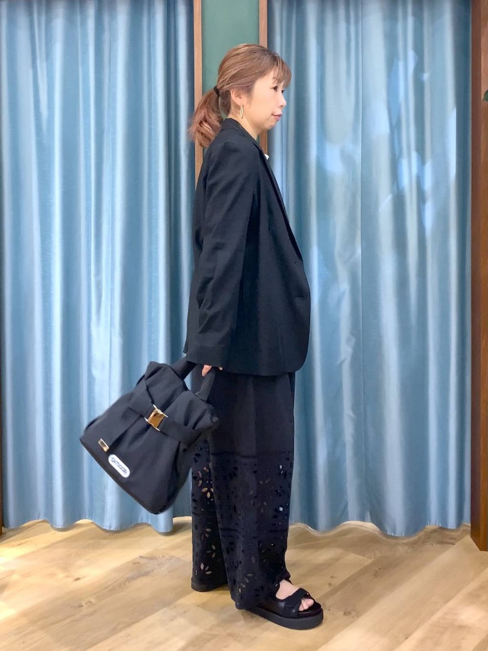 ベージュ系のニット/セーター、ブラック系のテーラードジャケット、ブラック系のその他パンツを着用したレディースの春コーディネートの4枚目の写真