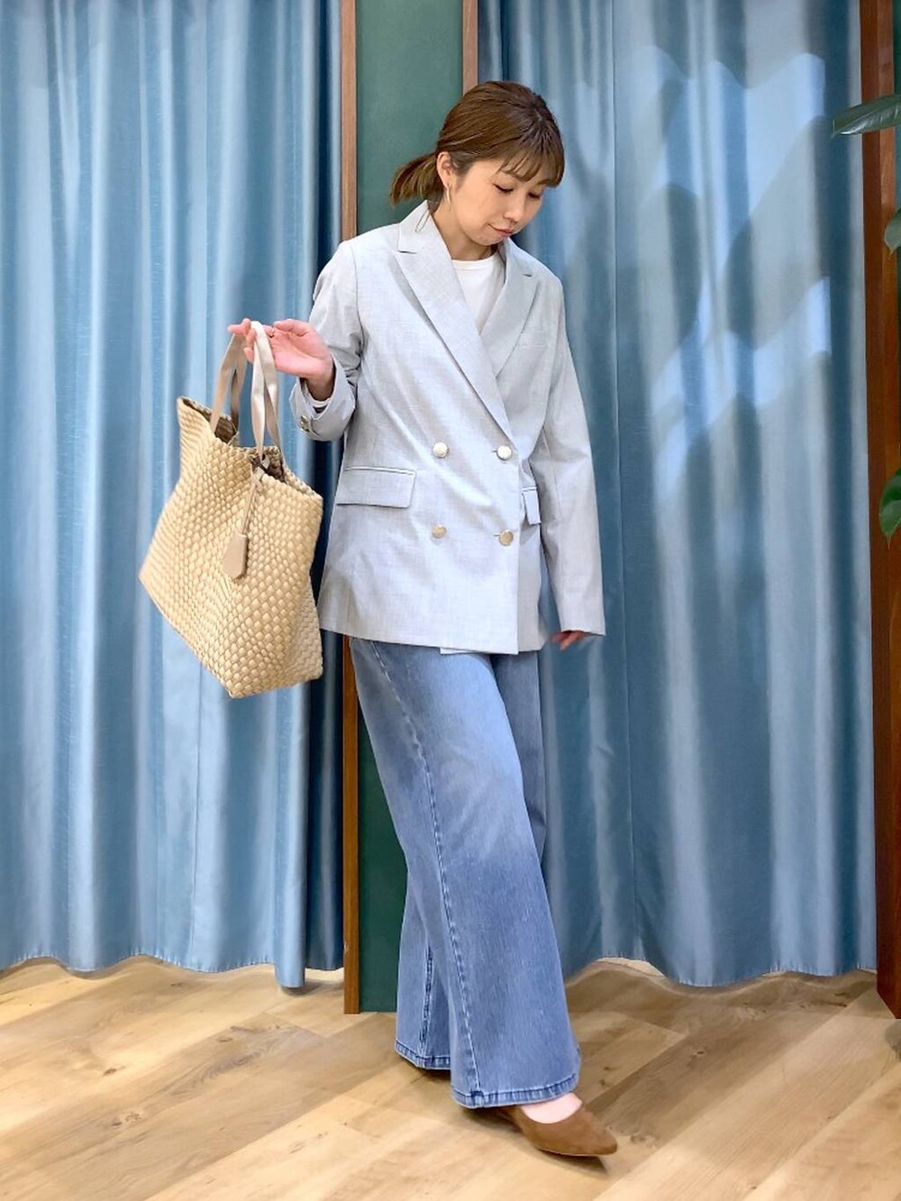 ホワイト系のTシャツ/カットソー、ブルー系のデニムパンツ、グレー系のテーラードジャケットを着用したレディースの冬コーディネートの4枚目の写真