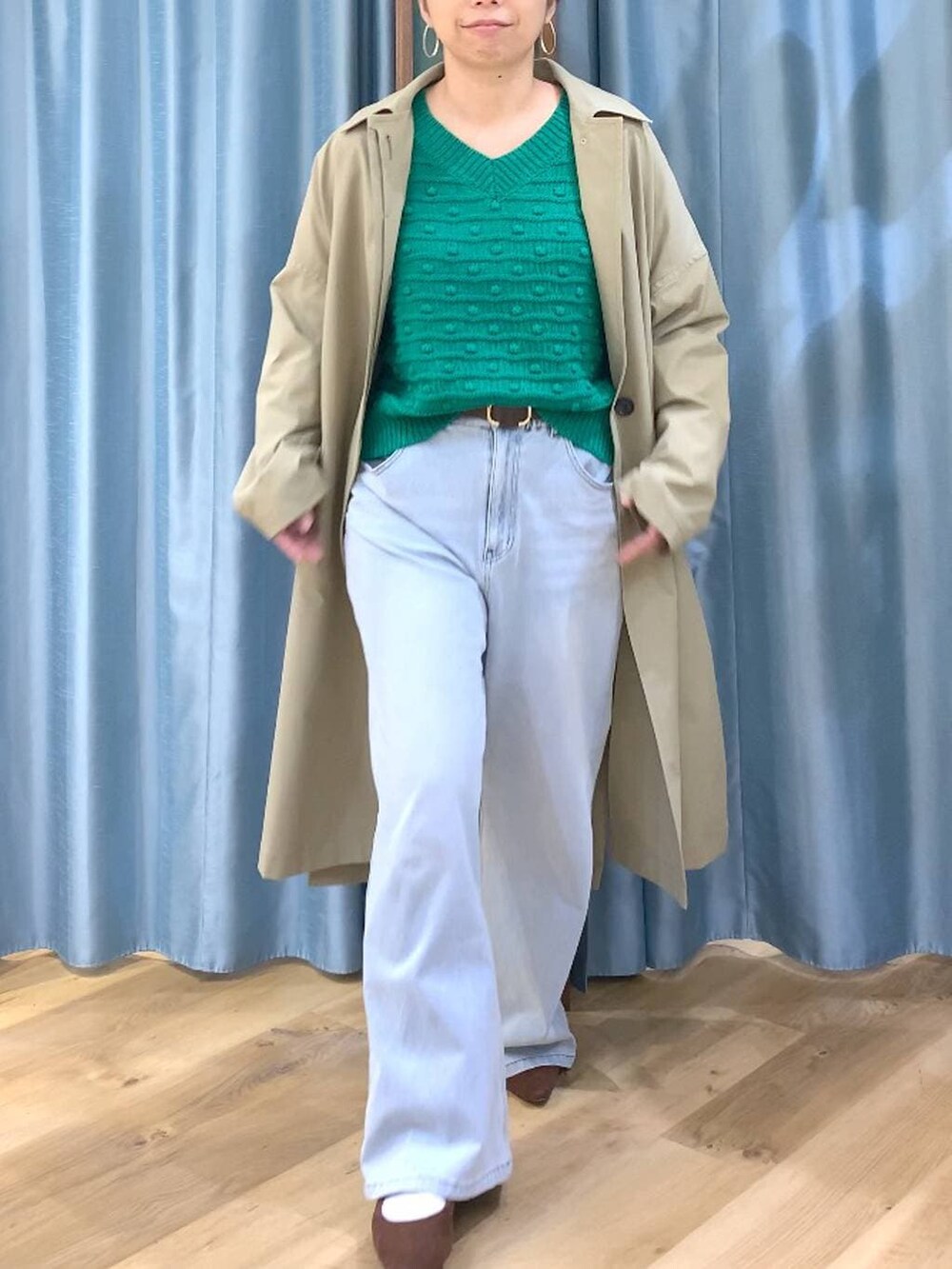 ブラウン系のパンプス、ブルー系のデニムパンツ、グリーン系のニット/セーターを着用したレディースの冬コーディネートの6枚目の写真