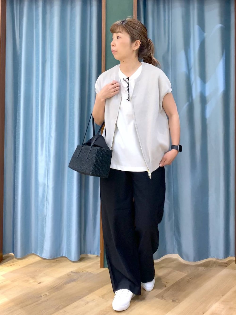 ホワイト系のTシャツ/カットソー、グレー系のニット/セーター、ブラック系のその他パンツを着用したレディースの春コーディネートの4枚目の写真