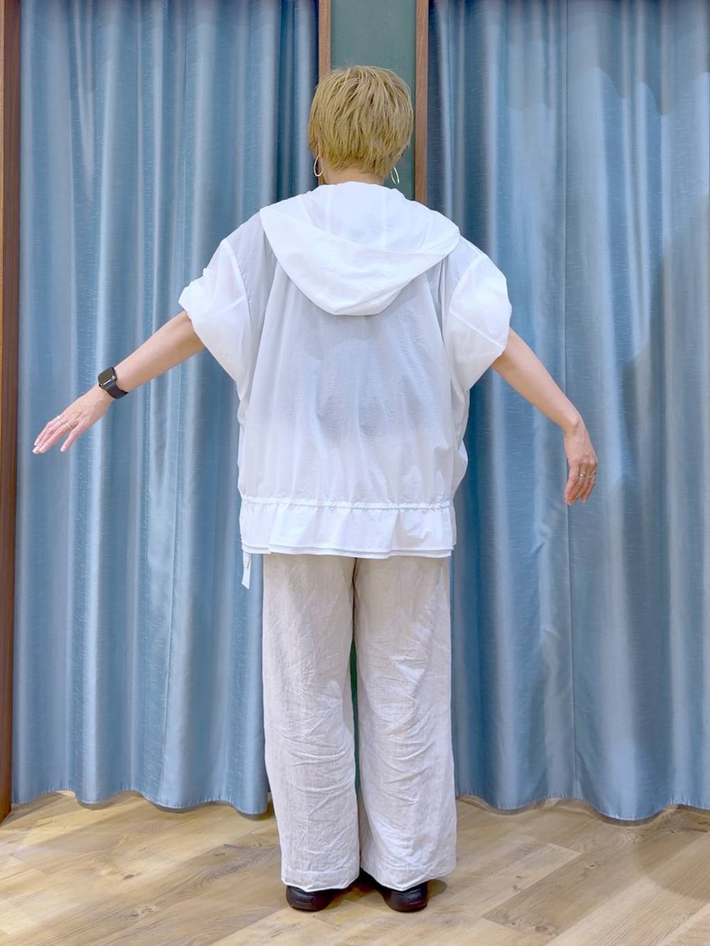 ベージュ系のその他パンツ、ホワイト系のブルゾン、ブラック系のサンダルを着用したレディースの夏コーディネートの4枚目の写真