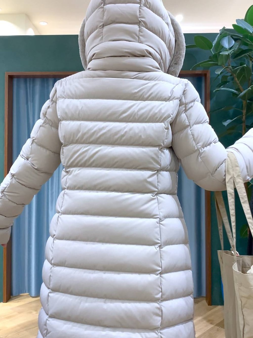 ベージュ系のトートバッグ、ブルー系のシャツ/ブラウス、ブルー系のデニムパンツを着用したレディースの秋コーディネートの9枚目の写真