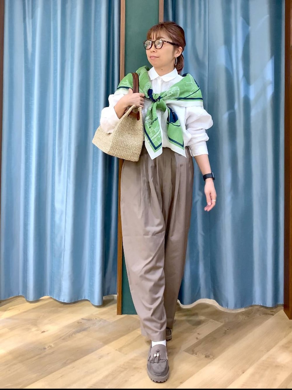 グレー系のローファー、ベージュ系のその他パンツ、ホワイト系のシャツ/ブラウスを着用したレディースの春コーディネートの3枚目の写真