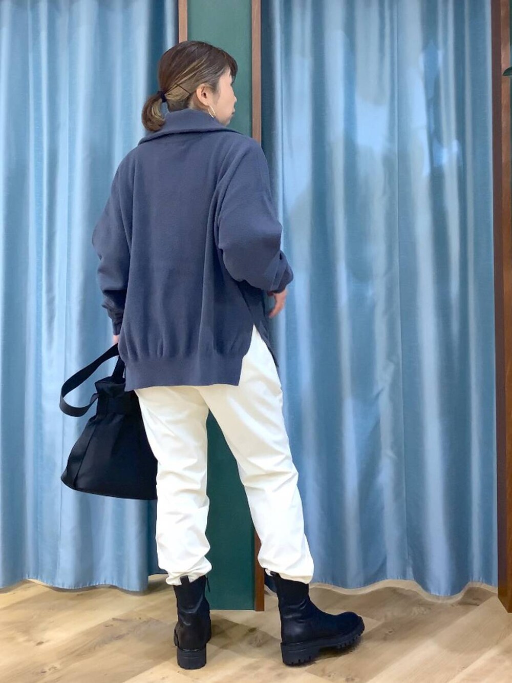 ブラック系のブーツ、ブラック系のショルダーバッグ、ホワイト系のその他パンツを着用したレディースの秋コーディネートの4枚目の写真