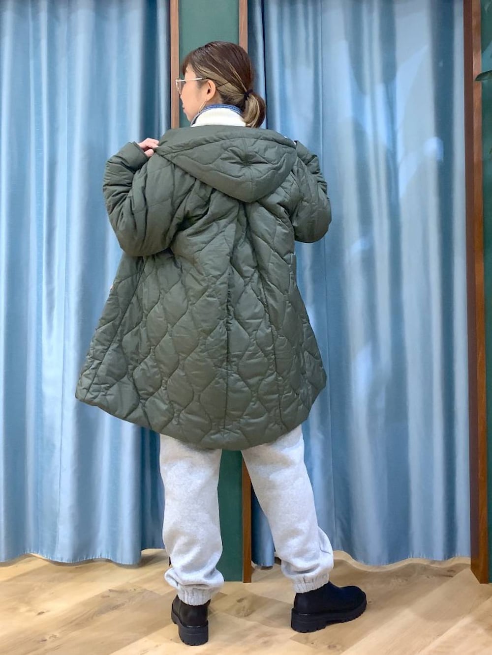 ブラック系のブーツ、ブルー系のシャツ/ブラウス、グリーン系のブルゾンを着用したレディースの秋コーディネートの5枚目の写真