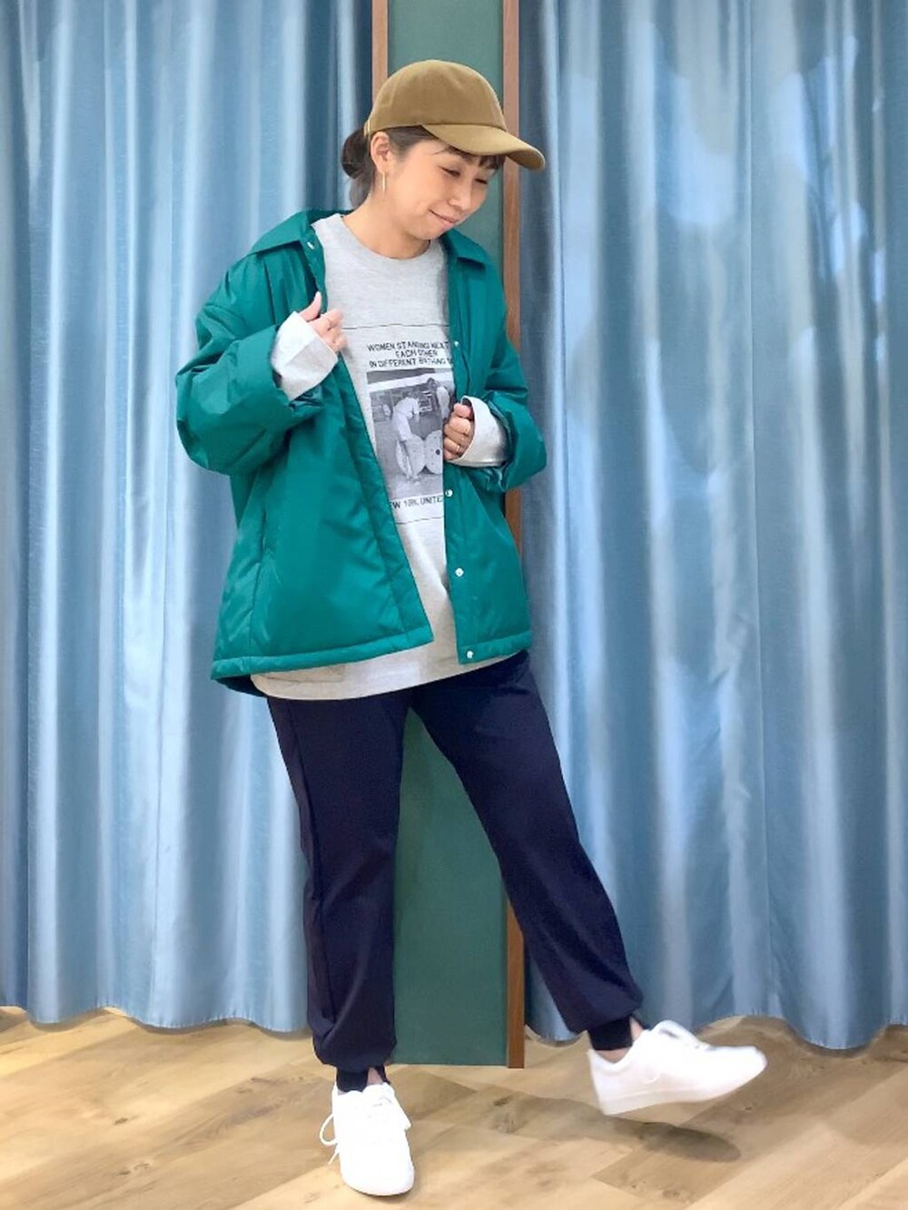 グリーン系のブルゾン、ブルー系のその他パンツ、ブラウン系のバックパック/リュックを着用したレディースの秋コーディネートの5枚目の写真