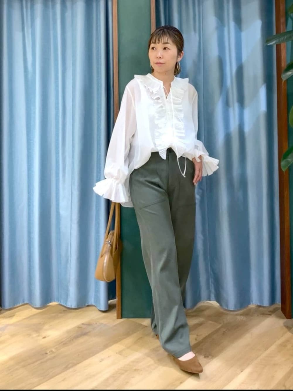 グリーン系のその他パンツ、ホワイト系のシャツ/ブラウス、イエロー系のパンプスを着用したレディースの冬コーディネートの4枚目の写真