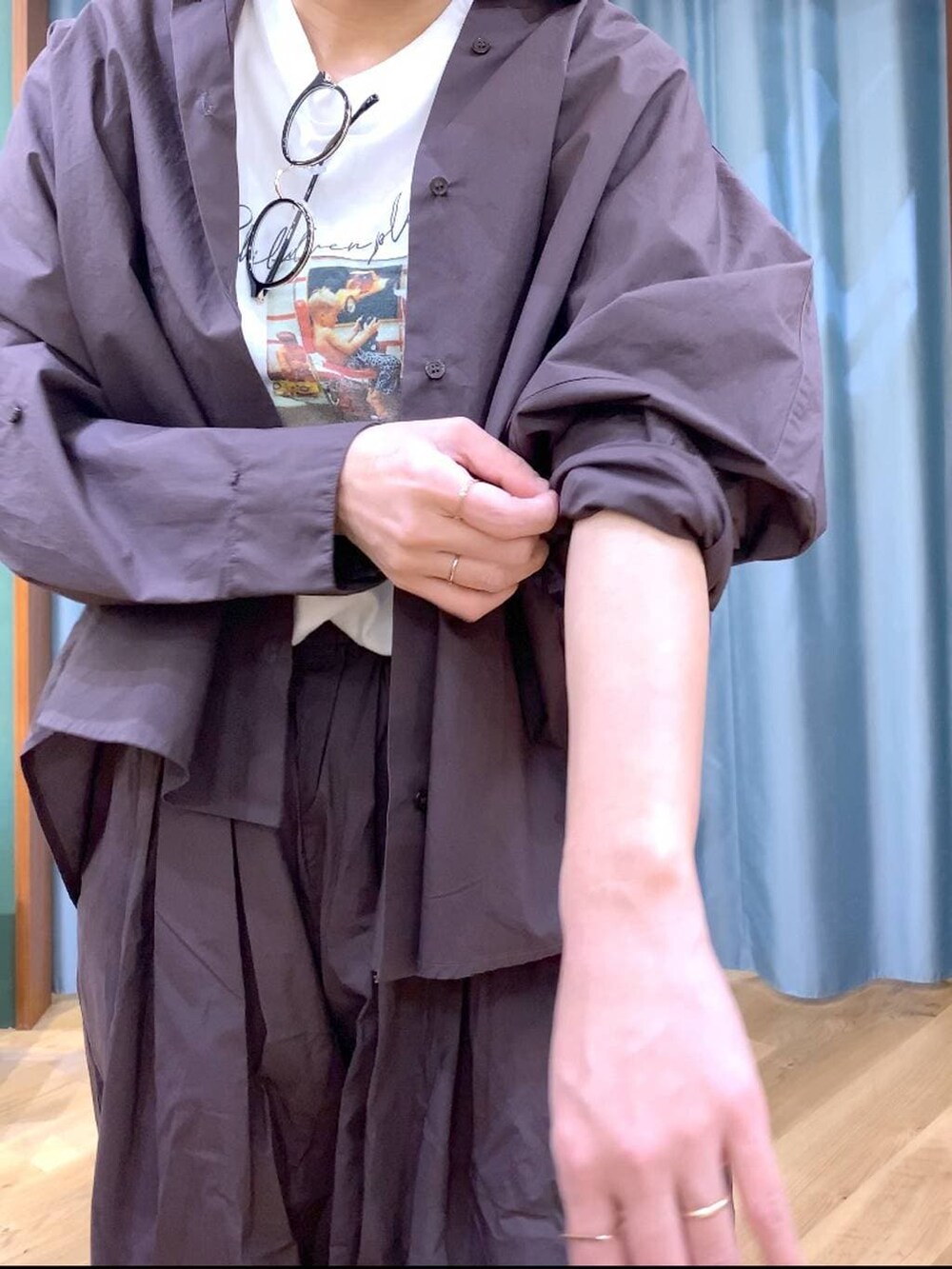 ブラウン系のその他パンツ、ブラウン系のスニーカー、ホワイト系のトートバッグを着用したレディースの春コーディネートの8枚目の写真