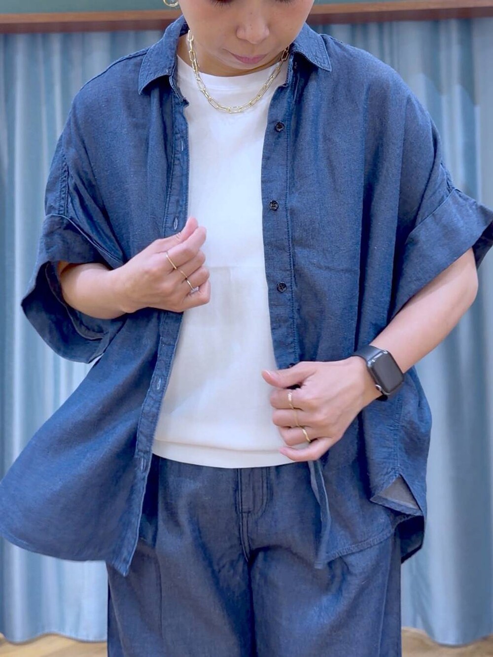 グレー系のサンダル、ホワイト系のTシャツ/カットソー、ブルー系のシャツ/ブラウスを着用したレディースの夏コーディネートの7枚目の写真