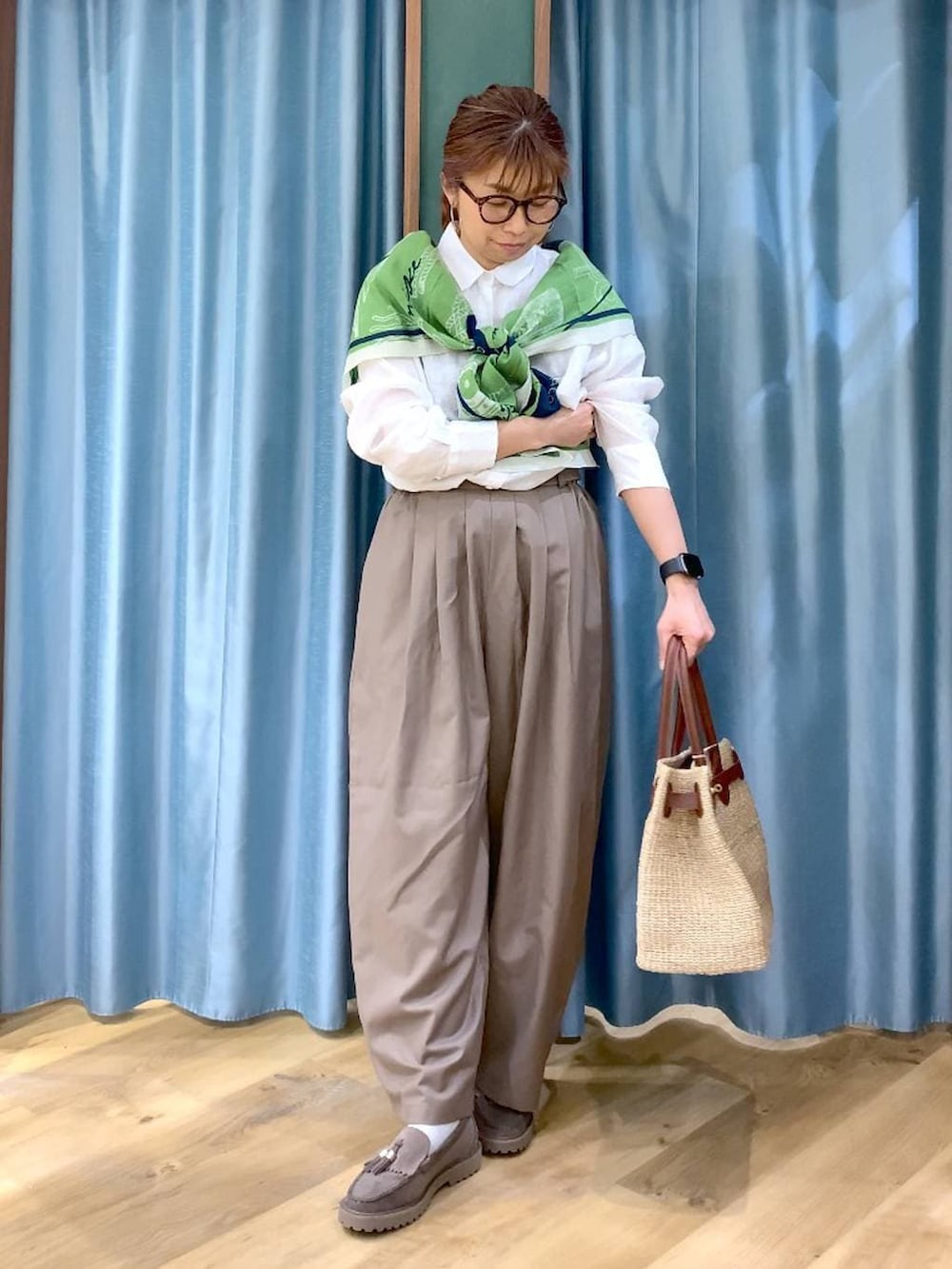 グレー系のローファー、ベージュ系のその他パンツ、ホワイト系のシャツ/ブラウスを着用したレディースの春コーディネートの6枚目の写真